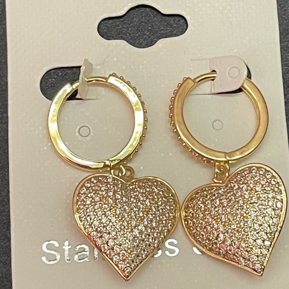 FASHION JEWELRY WOMEN'S EARRINGS DANGLING HEART COVERED IN ZIRCONIA GOLD COLOR - Picture 9 of 9